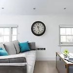 Recently Redecorated Bright And Spacious 1Br Flat In West London