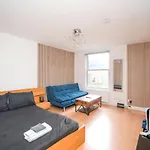 Cozy 2Br Retreat, London Rental!