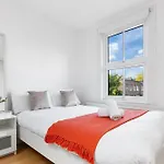 Luxury 4-Bedroom Modern Flat In Central London Steps From Station, Sleeps 9 In Style!