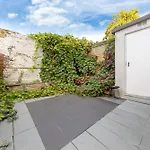 Luxury 4-Bedroom Modern Flat In Central London Steps From Station, Sleeps 9 In Style!