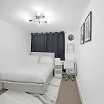 Luxury 3 Bedroom House In Woodgreen
