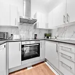 Luxury 2 Bedroom Balcony Kensington Flat For 6 Near Harrods & Next To Station!