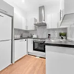 Luxury 2 Bedroom Balcony Kensington Flat For 6 Near Harrods & Next To Station!