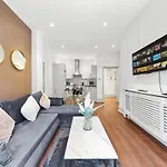 Luxury 2 Bedroom Balcony Kensington Flat For 6 Near Harrods & Next To Station!