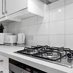 Luxury 4-Bedroom Modern Flat In Central London Steps From Station, Sleeps 9 In Style!