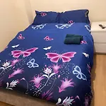 4 Beds Sleeps 15 Near Lcy Airport & Excel London