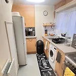 2 Bed-Sleeps5-Free Parking-10 Min Walk Underground