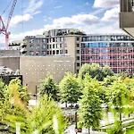 Exotic Two Bedroom Apartment -West London -Steps To Tube, Westfield