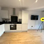 Stunning 2Bedroom Flat With 2 Balcony In Whitechapel - 5Mins To Aldgate Station