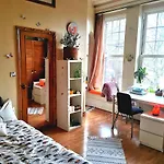 Cozy En-Suite Studio - Bright, Central & Green