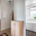2Bdr Apt Steps To Battersea Park
