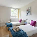 2Bdr Apt Steps To Battersea Park