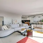 Chelsea Waterfront Upmarket Two Bedroom Apartment