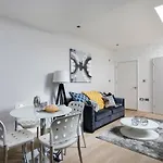 Luxury Modern Split Level 2BR Covent Garden Apt
