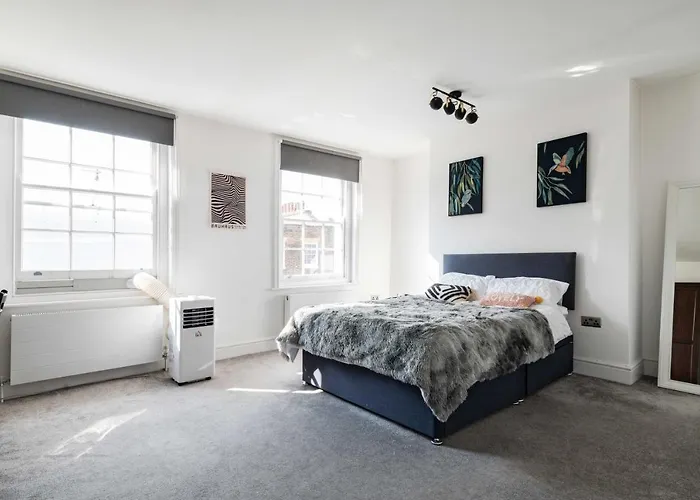 Bright & Spacious 2-Bed, 2-Bath In The Heart Of Central London - Whole Apartment