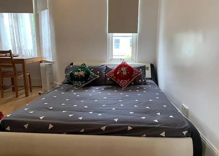 Double Bedroom Near The St James Street Rail Station