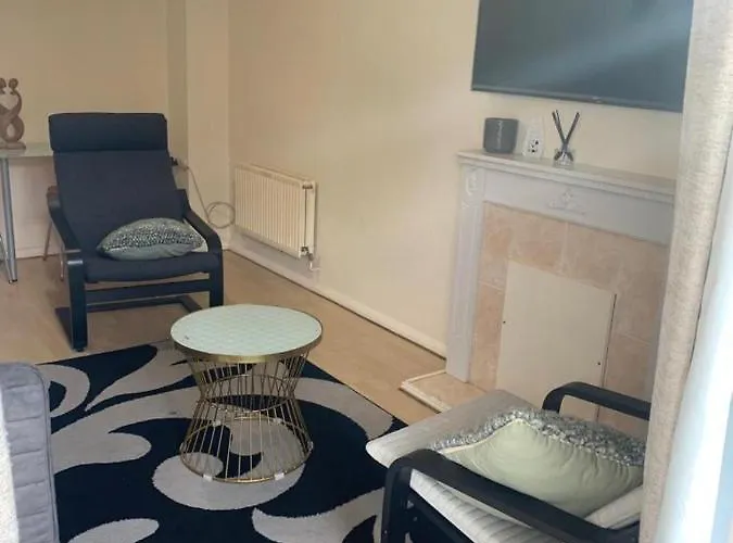 Charming 2-Bed House In London