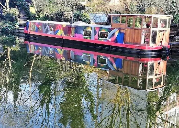 Slash Arts Houseboat On Secluded Mooring In Central London