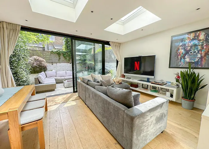 Sleek 2 Bedroom Flat With Private Patio & Firepit In Shepherds Bush, Near Hammersmith