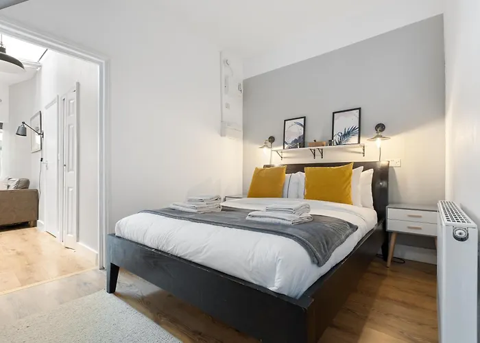 Putney Thames Garden Flat