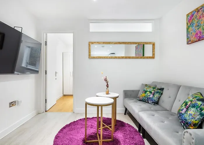 Modern Two Bed Apt With Free Gated Parking Space