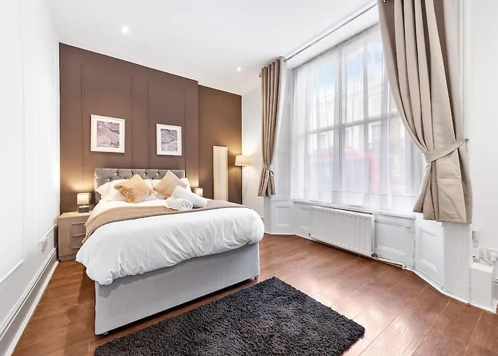 Luxury 2 Bedroom Balcony Kensington Flat For 6 Near Harrods & Next To Station!