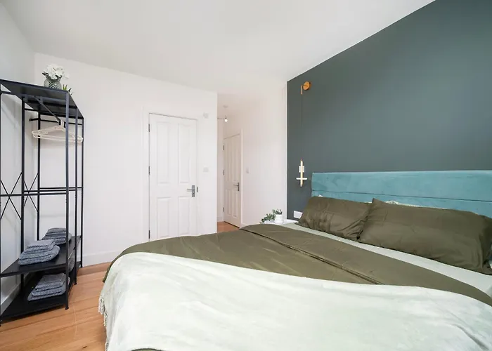 Spacious 2-Bed Apartment Near Stockwell & Brixton Free Wifi & Quick Central London Access