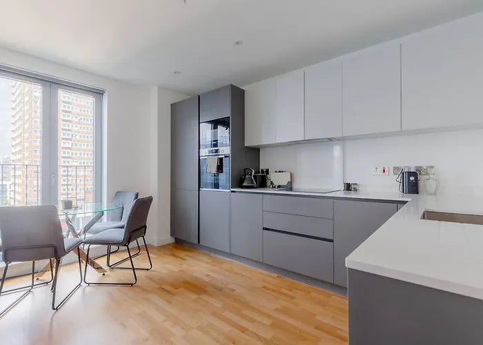 Stylish 2 Bed Flat In Central Battersea With Private Balcony