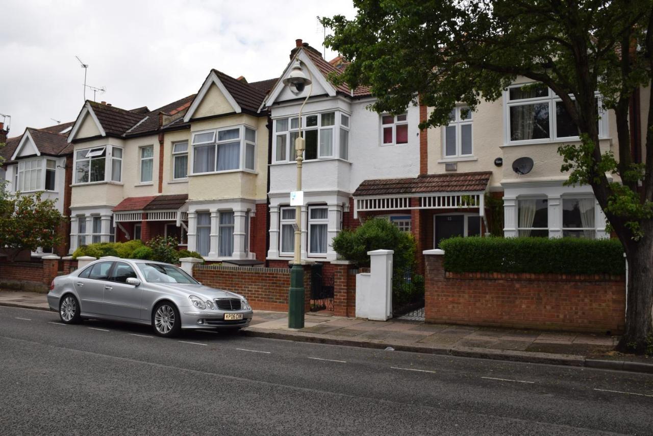 Three Bedroom Flat, Camborne Avenue W13 Holiday home London