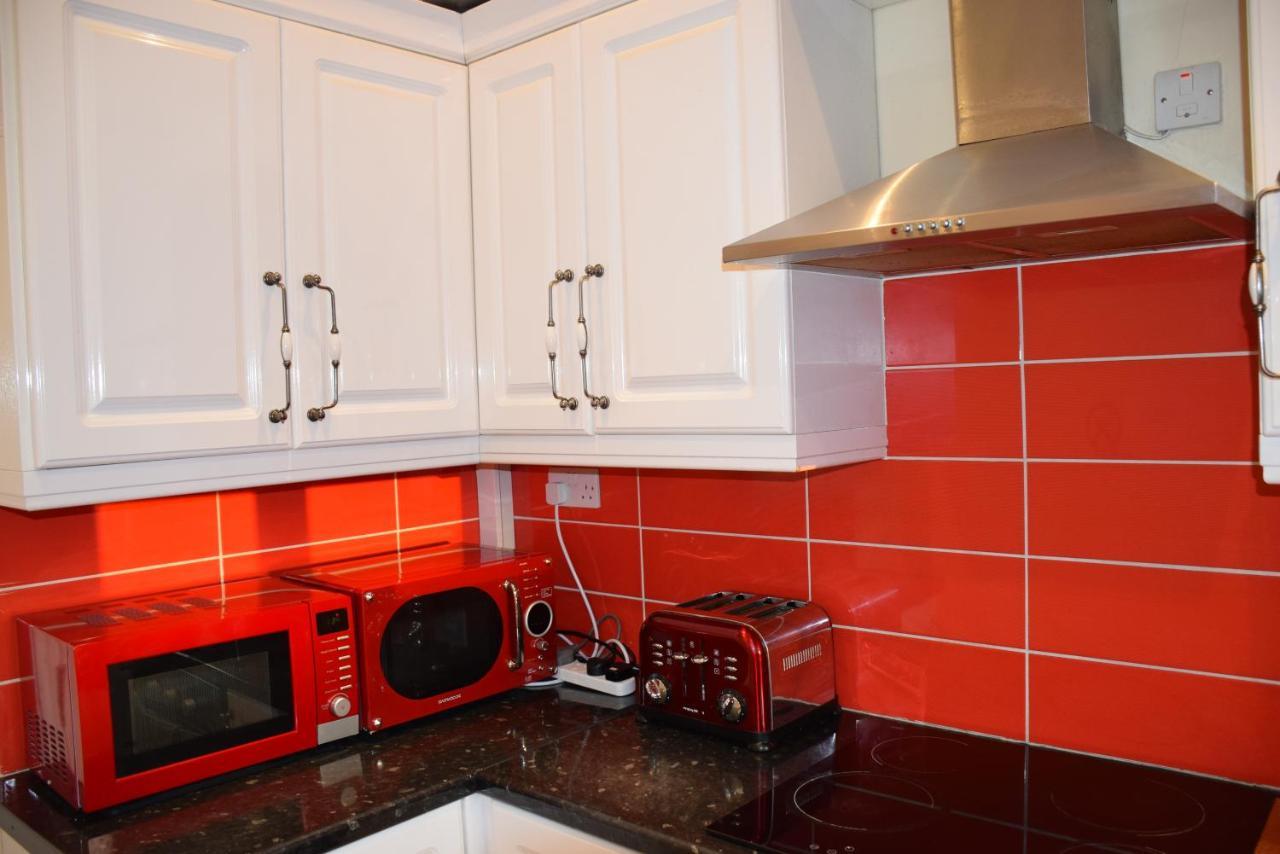 Three Bedroom Flat, Camborne Avenue W13 Holiday home *