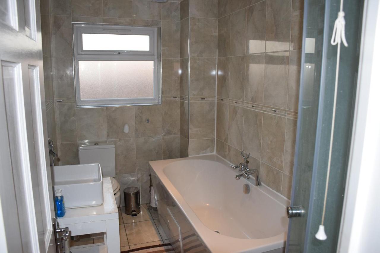 Holiday home Three Bedroom Flat, Camborne Avenue W13 London