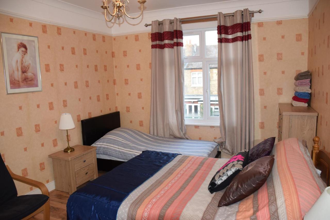 Holiday home Three Bedroom Flat, Camborne Avenue W13 *