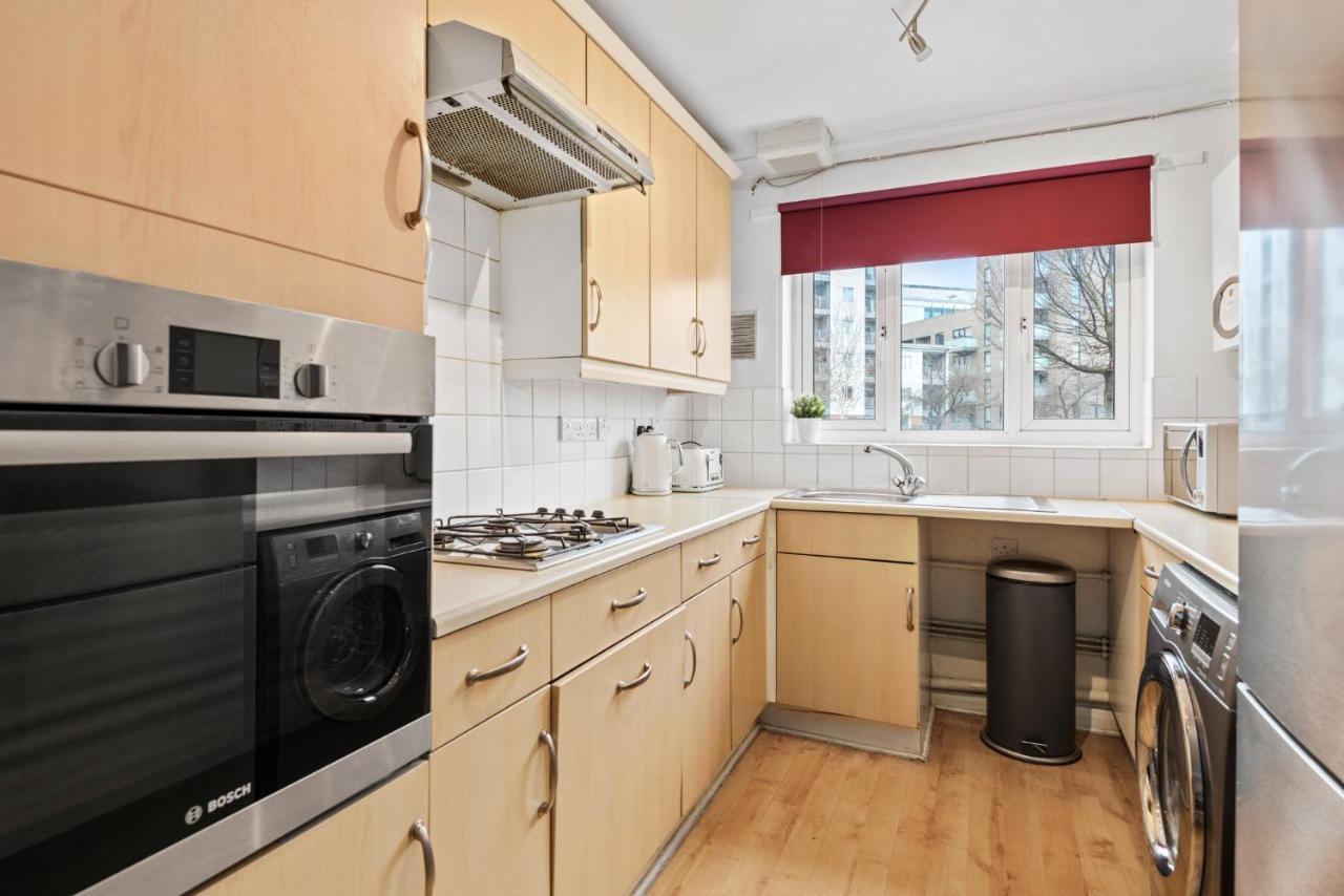 Super 2 Bedroom House Near Canary Wharf, O2 Arena & Excel For 5 People