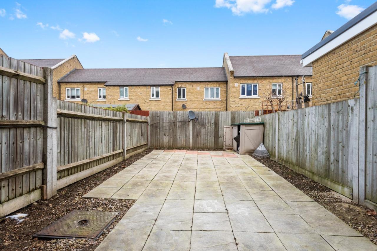 Super 2 Bedroom House Near Canary Wharf, O2 Arena & Excel For 5 People *