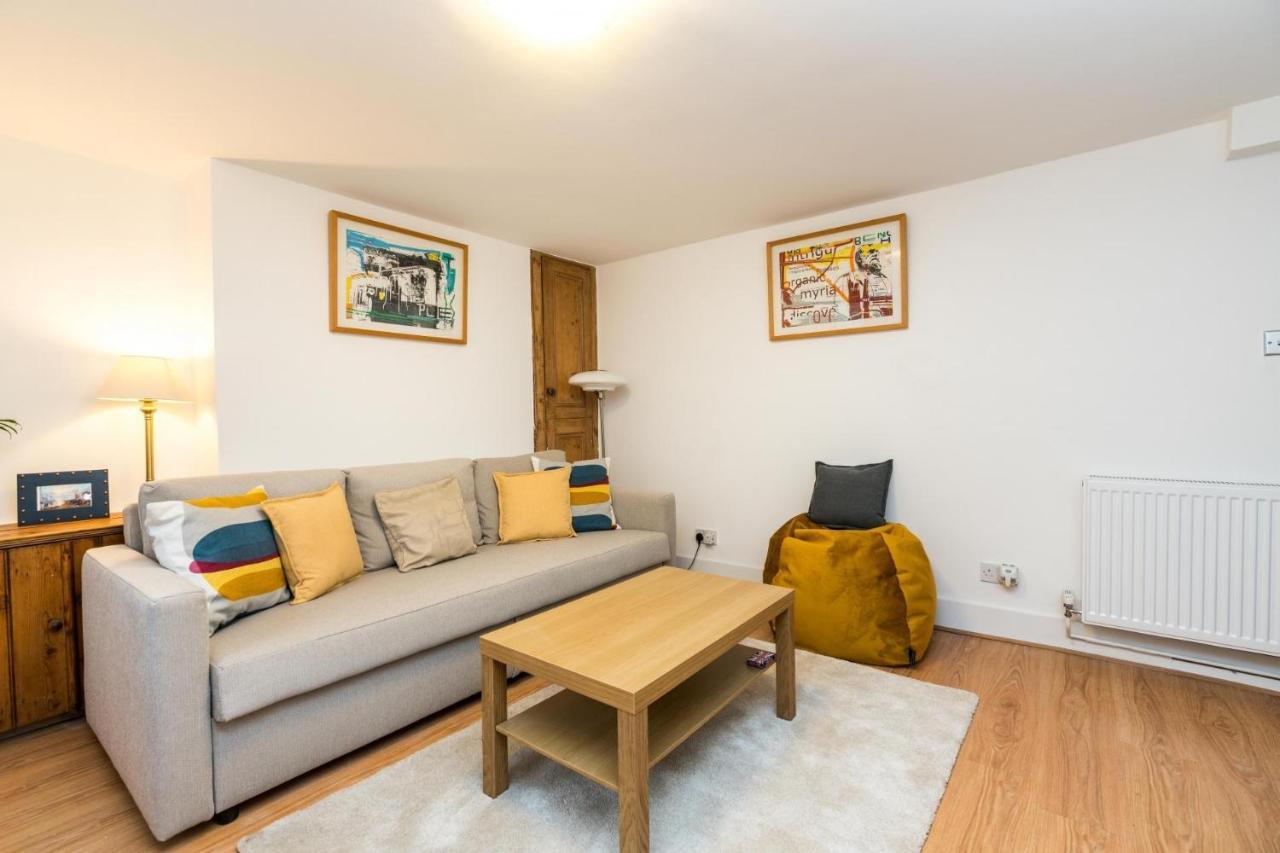 New Stylish 1 Bedroom Flat With Garden *