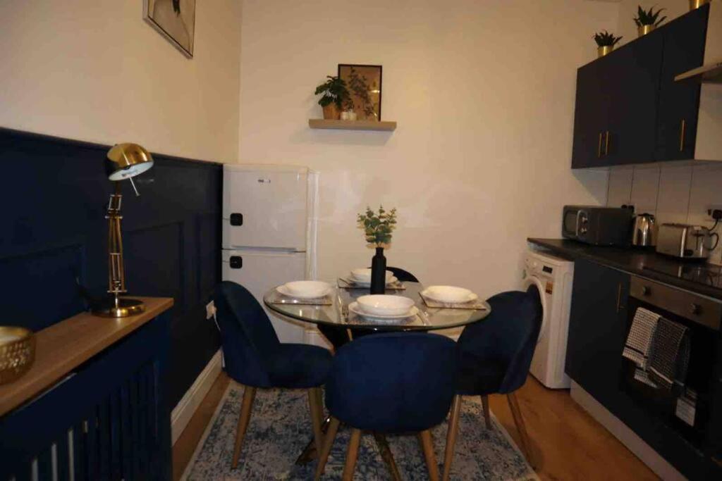 Large 1 Bed Serviced Apartment In The Town Centre Apartment