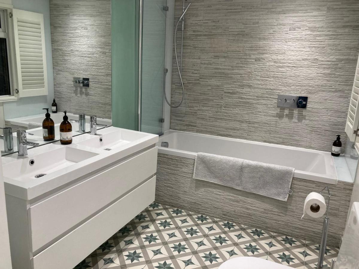 Magnificent House For 6 In Fulham With Back Garden Holiday home London