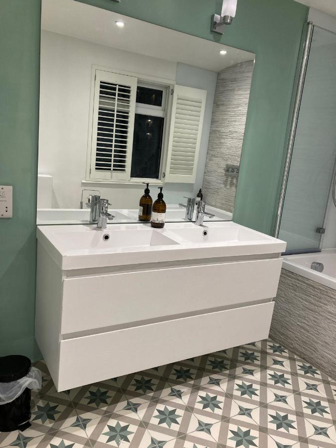 Magnificent House For 6 In Fulham With Back Garden Holiday home London
