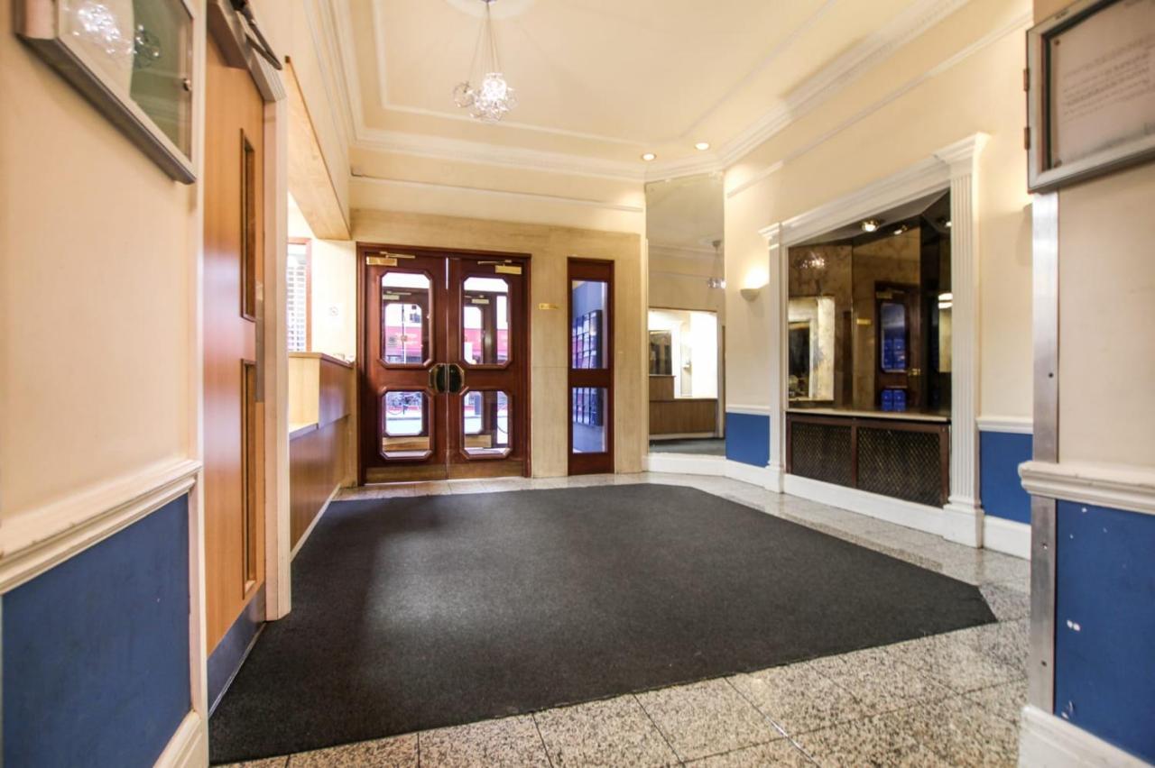 Rare Gem Close To Transport Links Londen