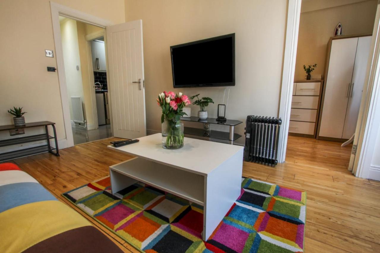 Rare Gem Close To Transport Links Appartement Londen