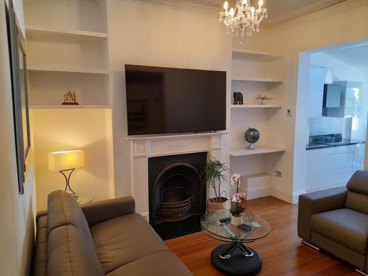 2 Bed Luxury Service In The Heart Of Chiswick Town, W4 Zone 2 Apartment