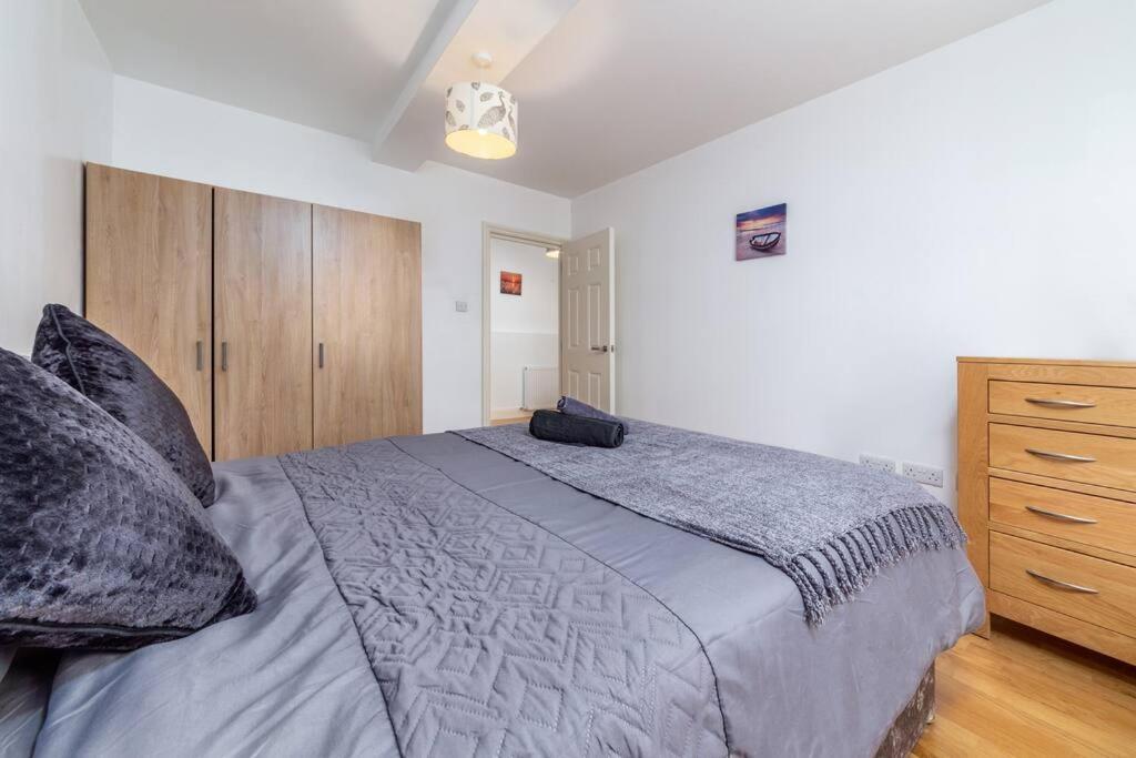 Lovely 2 Bed With With Private Patio Eye * London