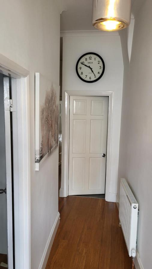 2 Bed Luxury Service In The Heart Of Chiswick Town, W4 Zone 2 Apartment London
