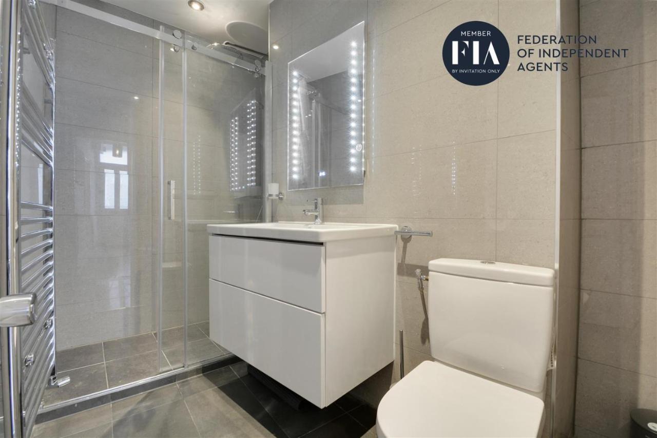 Apartment 2 Bed Luxury Service In The Heart Of Chiswick Town, W4 Zone 2 *