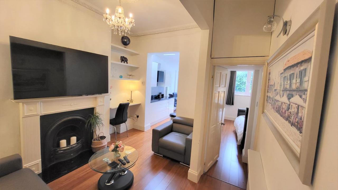 2 Bed Luxury Service In The Heart Of Chiswick Town, W4 Zone 2 Apartment *