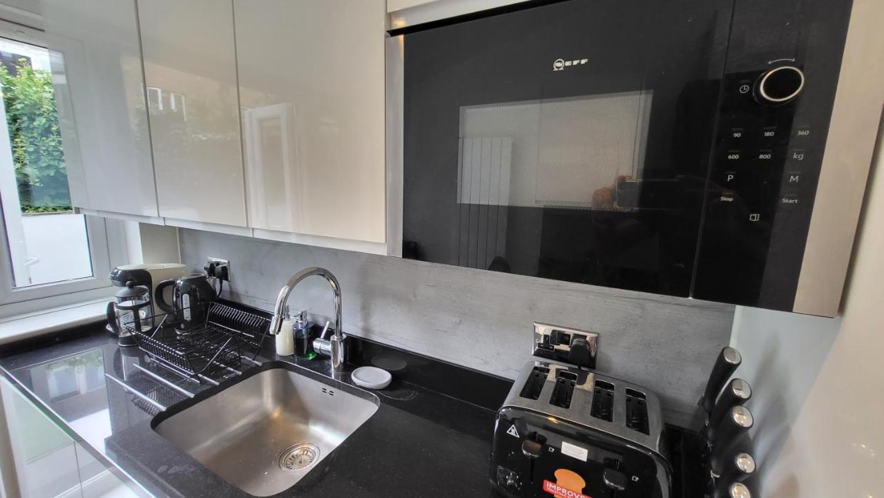 2 Bed Luxury Service In The Heart Of Chiswick Town, W4 Zone 2 Apartment London
