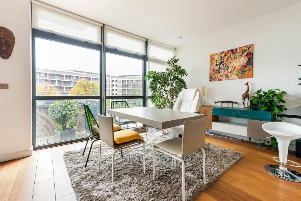 Luxurious Flat Sunny, Quiet, Design, Lift, Balcony Apartment London