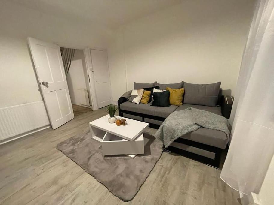 Stunning 2 Bedroom On Tower Bridge Apartment
