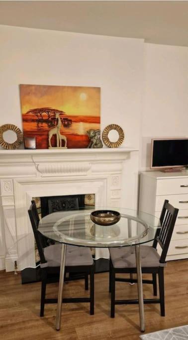 Private Spacious Studio Ealing 2 Mins From Tube Londen