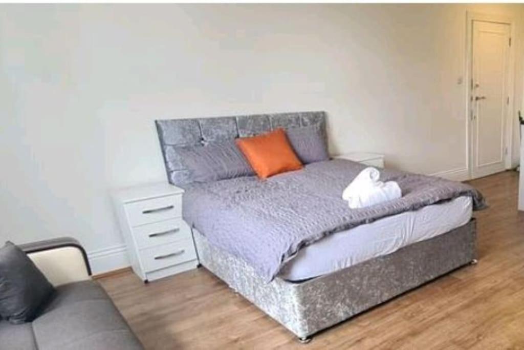 Private Spacious Studio Ealing 2 Mins From Tube Appartement Londen